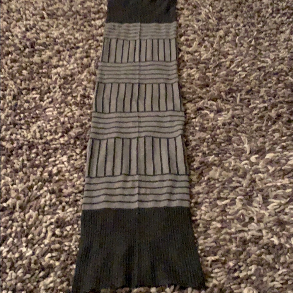 Qi Cashmere NWOT Black & Grey striped scarf
